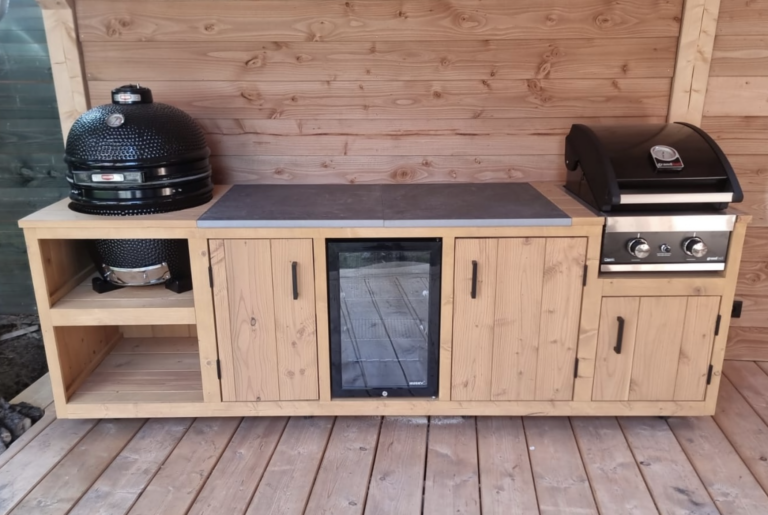 buitenkeuken-met-kamado-koelkast-en-grandhall-bbq-houten-bbq-tafel